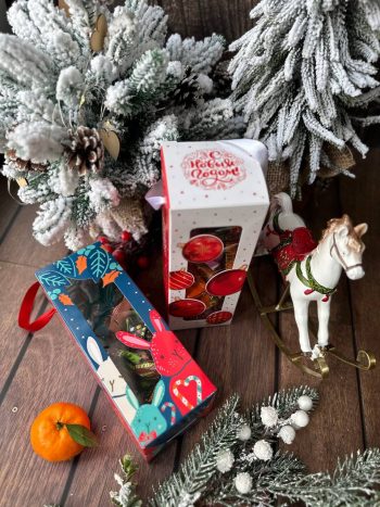 Коробка подарочная с резным окном Зайки, 70х70х190 мм — изображение 2